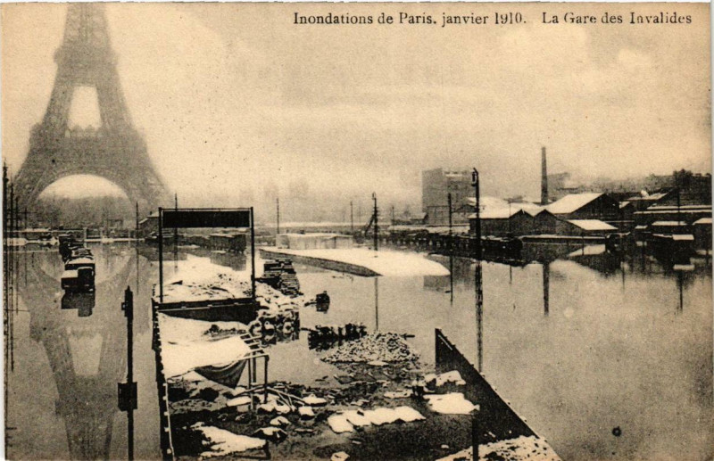 Carte postale ancienne Paris La Gare des Invalides Inondations 1910 à Paris
