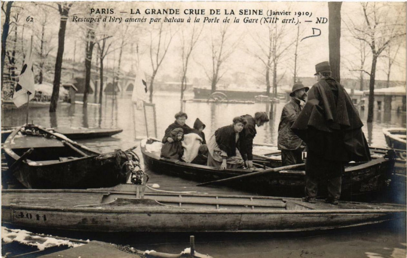 Carte postale ancienne La Grande Crue de la Seine - Rescapés d'Ivry amenés par bateau à la Porte de la Gare à Paris 13e