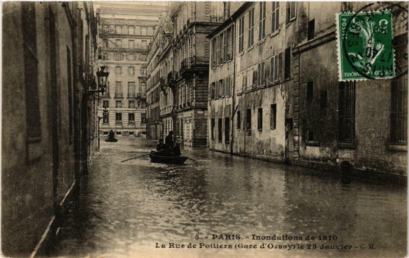 Carte postale ancienne Paris La Rue d ePOITIERS Gare d'Orsay Inondations 1910 à Paris
