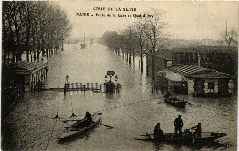 Carte postale ancienne Crue de la Seine - Porte de la Gare et Quai d'Ivry à Paris 13e