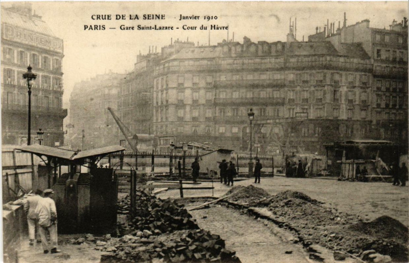 Carte postale ancienne Paris Gare Saint-Lazare Cour du Havre Inondations 1910 à Paris