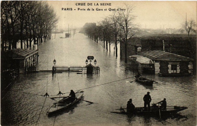 Carte postale ancienne Crue de la Seine - Porte de la Gare et Quai d'Ivry à Paris 13e