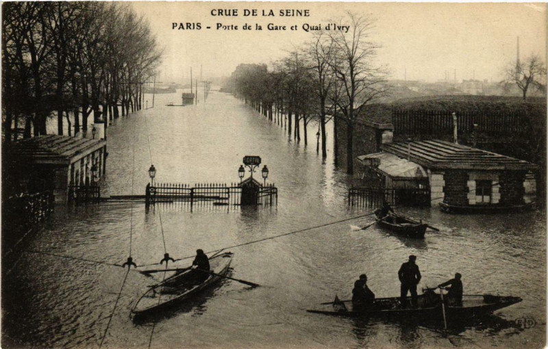 Carte postale ancienne Crue de la Seine - Porte de la Gare et Quai d'Ivry à Paris 13e