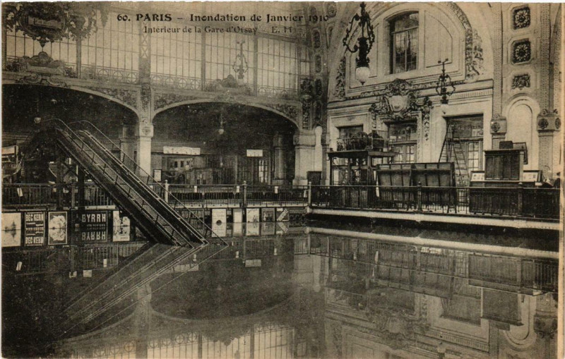Carte postale ancienne Paris Intérieur de la Gare d'Orsay Inondations 1910 à Paris