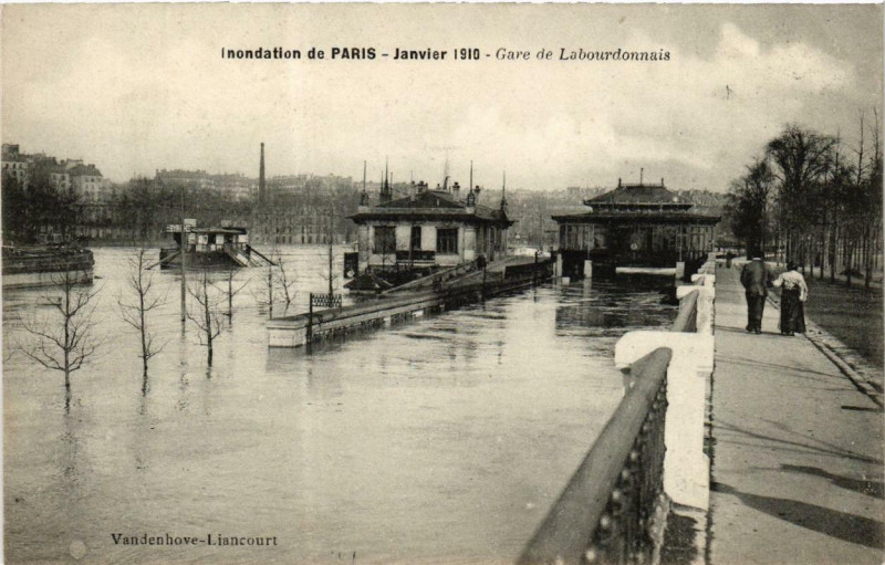 Carte postale ancienne Paris Gare de la Bourdonnais Inondations 1910 à Paris