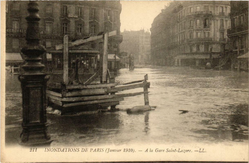 Carte postale ancienne Paris A la Gare Saint-Lazare Inondations 1910 à Paris