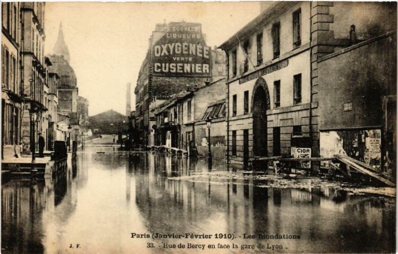 Carte postale ancienne Paris Rue de Bercy en face la gare de Lyon Inondations 1910 à Paris