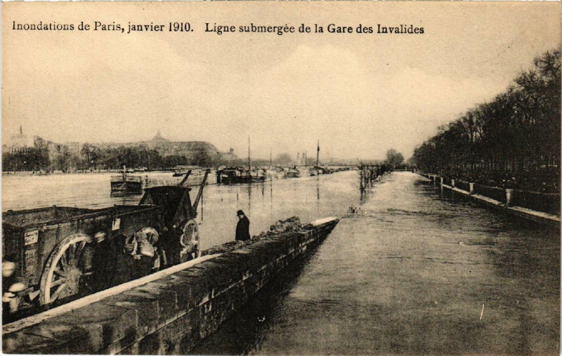 Carte postale ancienne Paris Ligne submergée de la Gare des Invalides Inondations 1910 à Paris