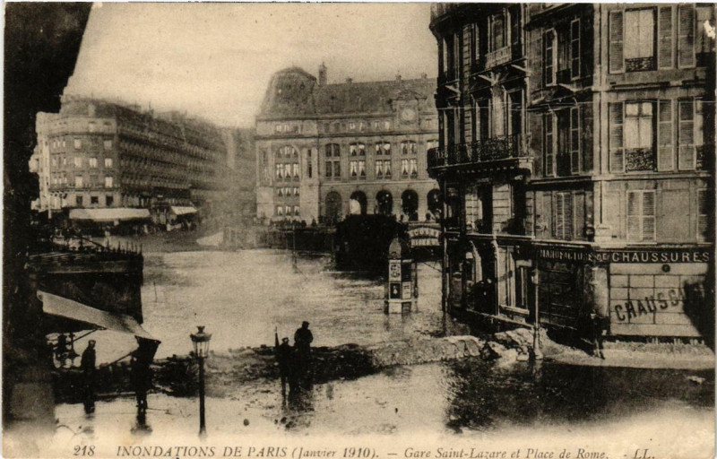 Carte postale ancienne Paris Gare Saint-Lazare et Place de Rome Inondations 1910 à Paris
