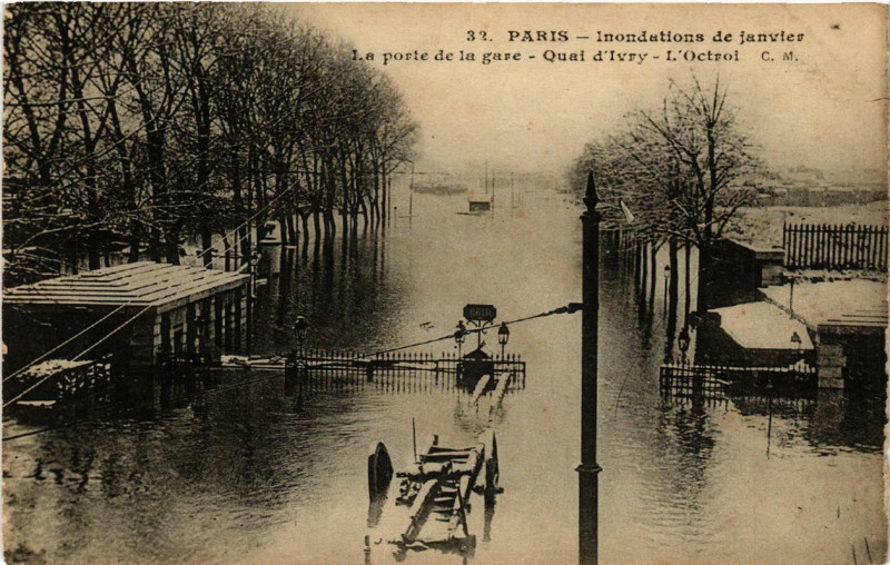 Carte postale ancienne Inondations de janvier - La porte de la gare - Quai d'Ivry - L'Octroi à Paris 13e