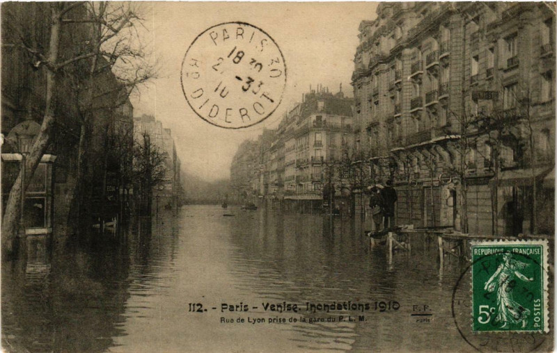 Carte postale ancienne Paris Rue de Lyon prise de la gare du P.L.M. Inondations 1910 à Paris
