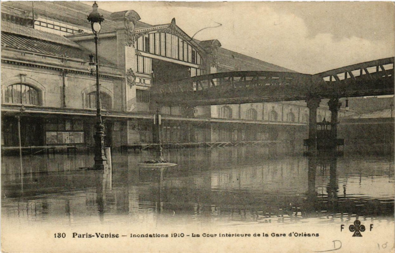 Carte postale ancienne Paris La Cour Intérieure de la Gare d'Orleans Inondations 1910 à Paris