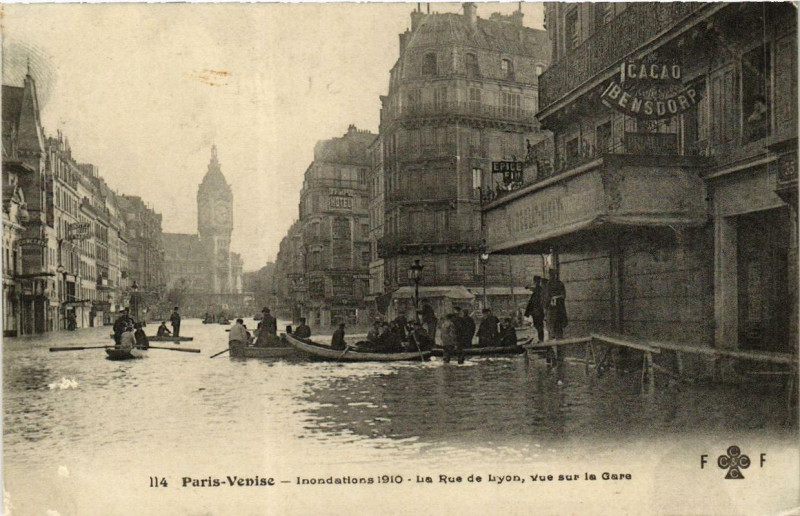 Carte postale ancienne Paris La Rue de Lyon vue sur la Gare Inondations 1910 à Paris