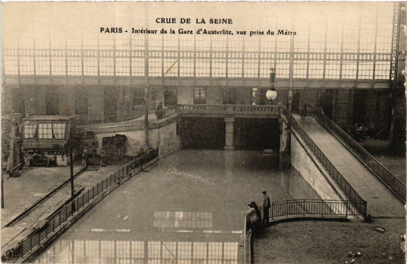 Carte postale ancienne Crue de la Seine - Intérieur de la Gare d'Austerlitz, vue prise du Métro à Paris 13e