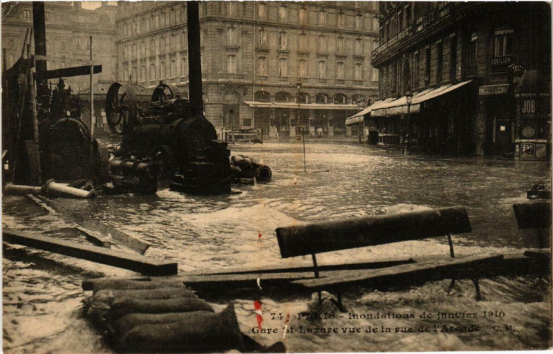Carte postale ancienne Paris Gare Saint-Lazare vue de la rue de l'Arcade Inondations 1910 à Paris