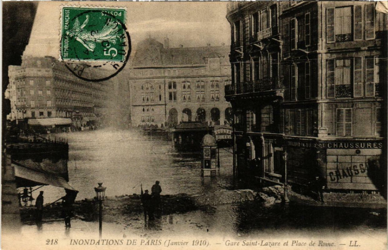 Carte postale ancienne Paris Gare Saint-Lazare et Place de Rome Inondations 1910 à Paris
