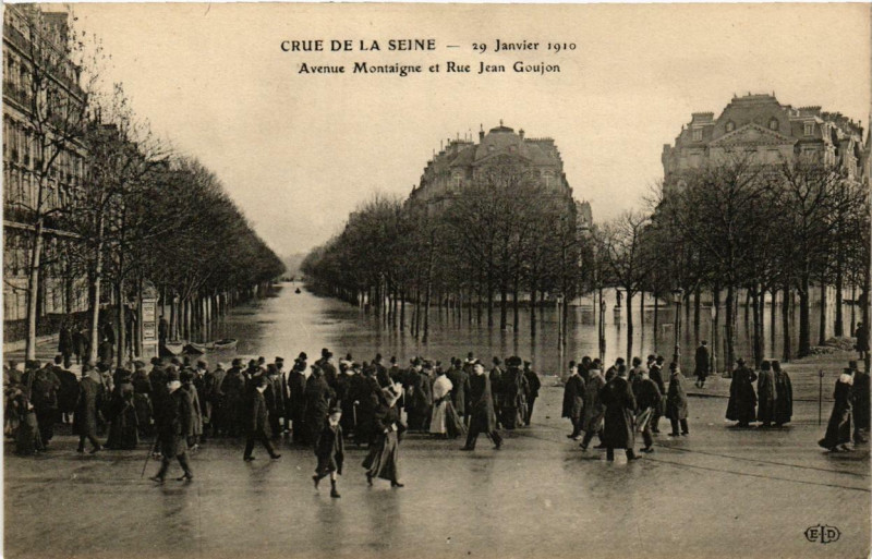 Carte postale ancienne Paris Avenue Montagine et Rue Jean Goujon Inondations 1910 à Paris