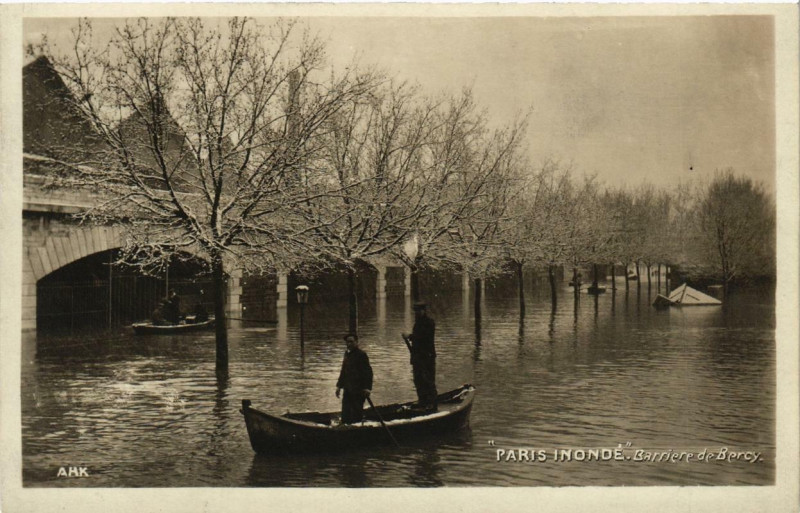 Carte postale ancienne Paris Barriere de Bercy Inondations 1910 à Paris