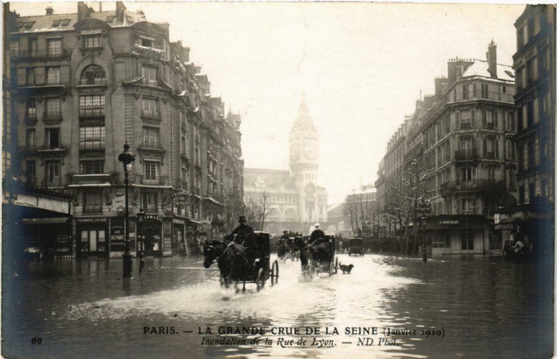 Carte postale ancienne Paris Rue de Lyon Inondations 1910 à Paris