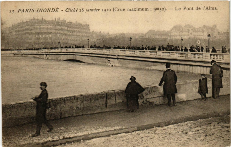 Carte postale ancienne Paris Le pont de l'Alma Inondations 1910 à Paris