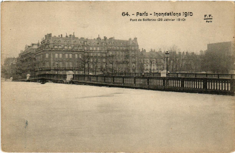 Carte postale ancienne Paris Pont de Solferino Inondations 1910 à Paris