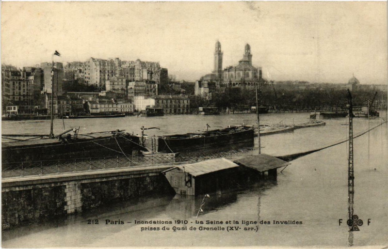 Carte postale ancienne Paris La Seine et la ligne des Invalides Inondations 1910 à Paris
