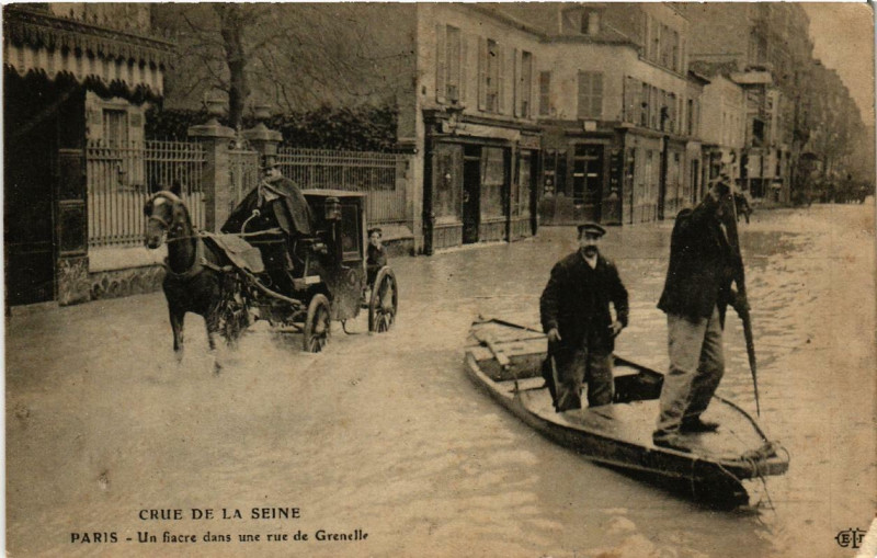 Carte postale ancienne Paris Un fiacre dans une rue de Grenelle Inondations 1910 à Paris