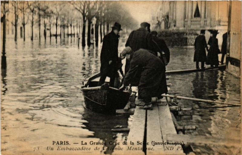 Carte postale ancienne Paris Un embarcadere Avenue Montaigne Inondations 1910 à Paris
