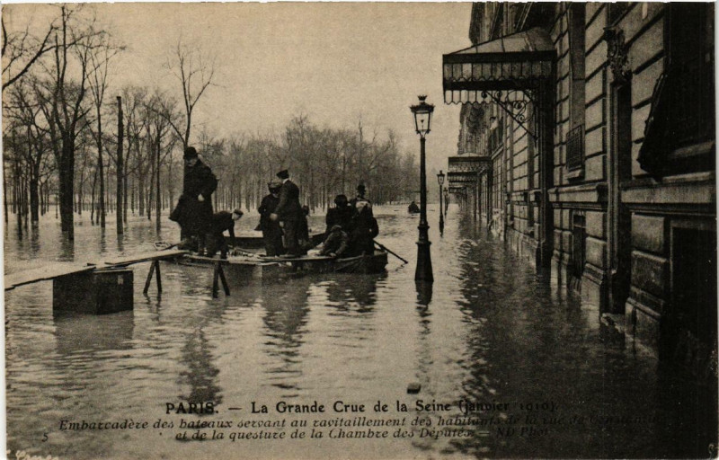 Carte postale ancienne Paris Embarcadere des bateaux Inondations 1910 à Paris