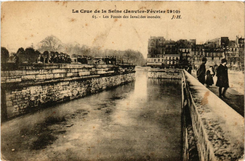 Carte postale ancienne Paris Les Fosses des Invalides Inondations 1910 à Paris