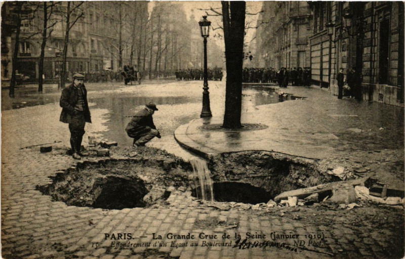 Carte postale ancienne Paris Effondrement d'un Egout Inondations 1910 à Paris