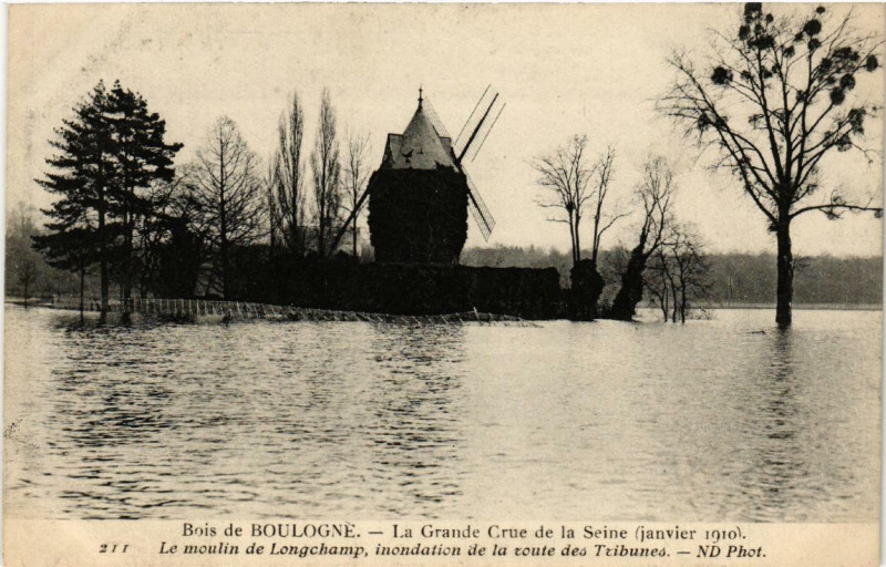 Carte postale ancienne Bois de Boulogne - La Grande Crue de la Seine - Le moulin de Longchamp, inondation de la toute des Tribunes à Paris 16e