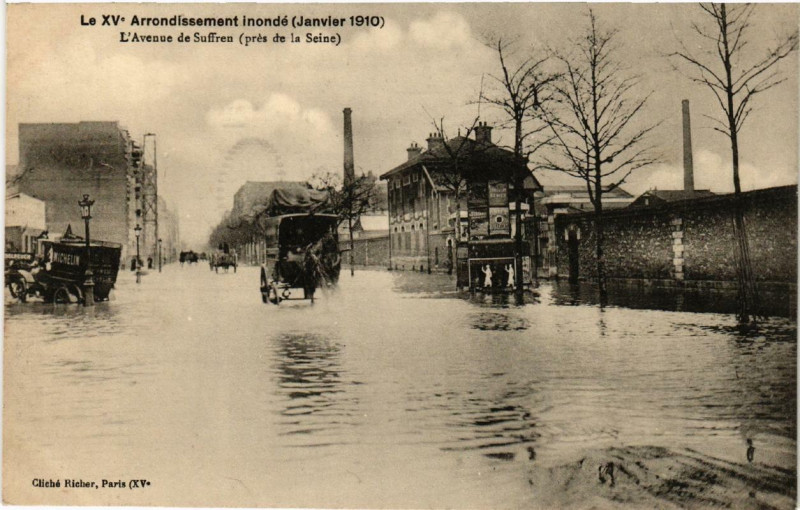 Carte postale ancienne Paris L'Avenue de Suffren pres de la Seine Inondations 1910 à Paris