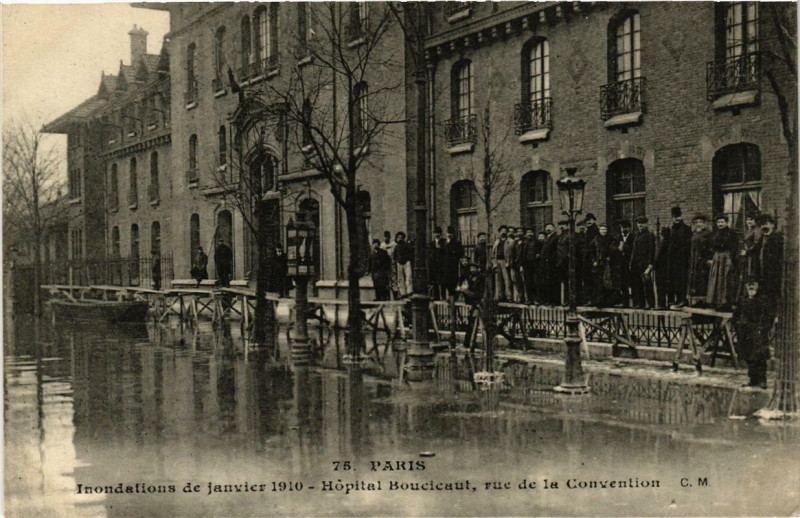 Carte postale ancienne Inondations de janvier 1910 - Hôpital Boucicaut, rue de la Convention à Paris 15e