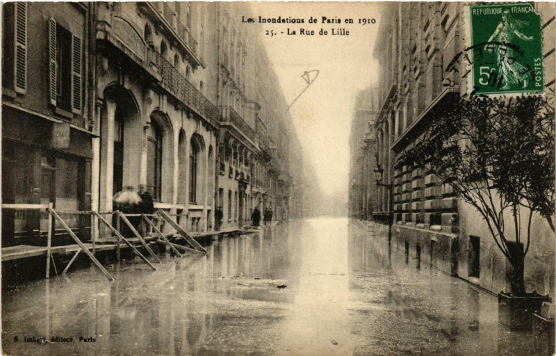 Carte postale ancienne Paris La rue de Lille Inondations 1910 à Paris