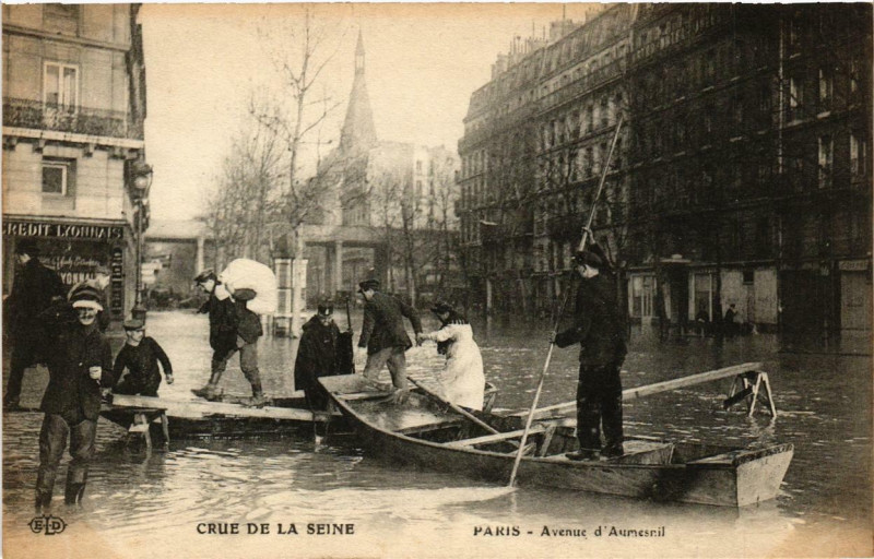 Carte postale ancienne Crue de la Seine - Avenue d'Aumesnil à Paris 12e