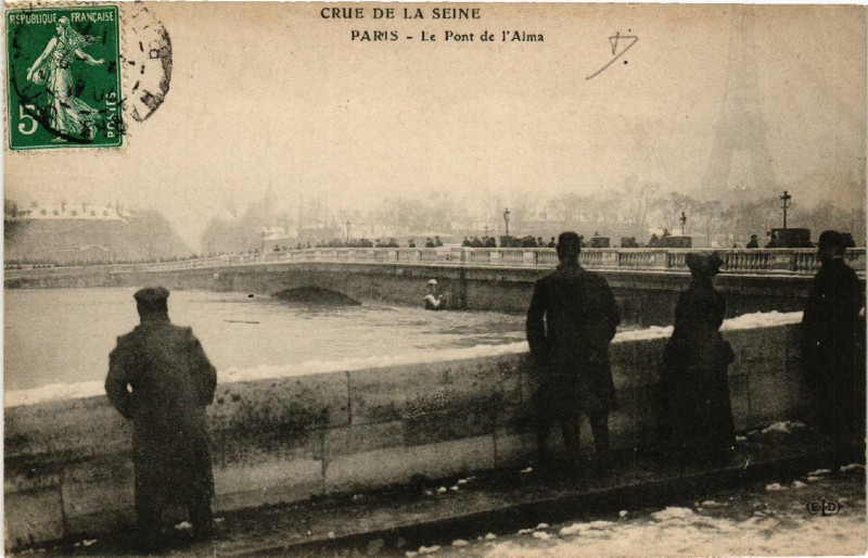 Carte postale ancienne Paris Le Pont de l'Alma Inondations 1910 à Paris