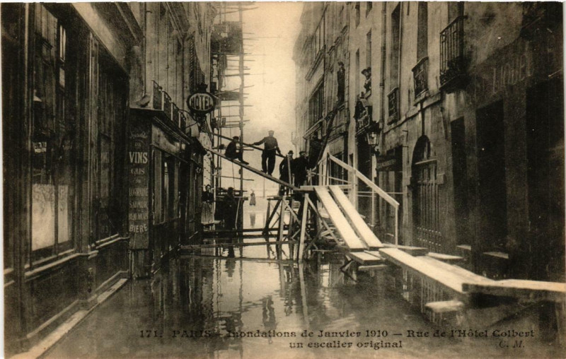 Carte postale ancienne Paris Rue de l'Hotel Colbert un escalier original Inondations 1910 à Paris