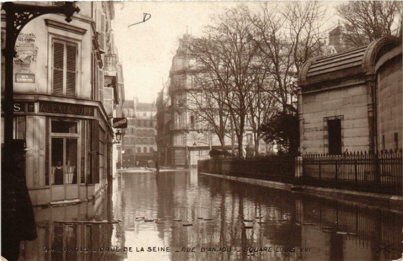 Carte postale ancienne Paris Rue d'Anjou Square Louis Xvi Inondations 1910 à Paris