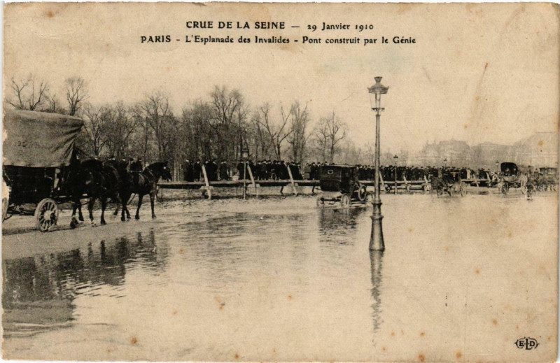 Carte postale ancienne Paris L'Esplanade des Invalides Pont par le Genie Inondations 1910 à Paris