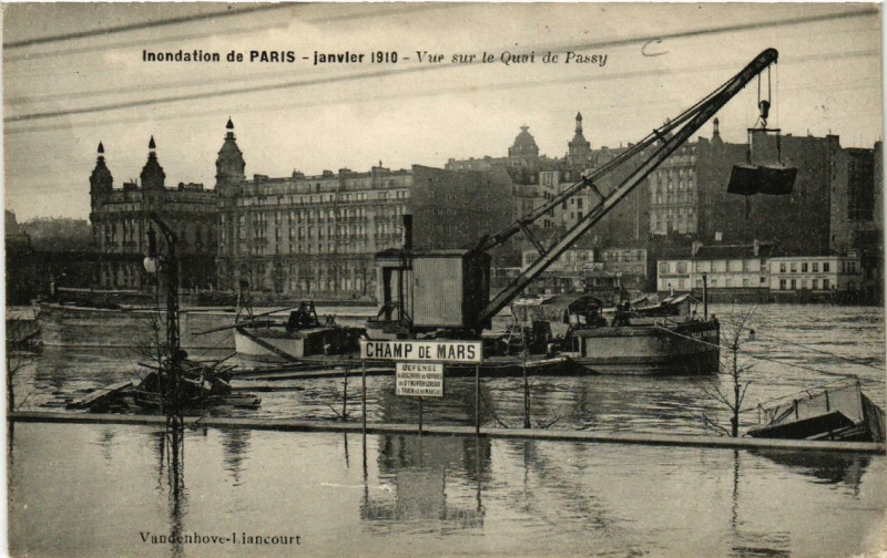 Carte postale ancienne Paris vue sur le Quai de Passy Inondations 1910 à Paris