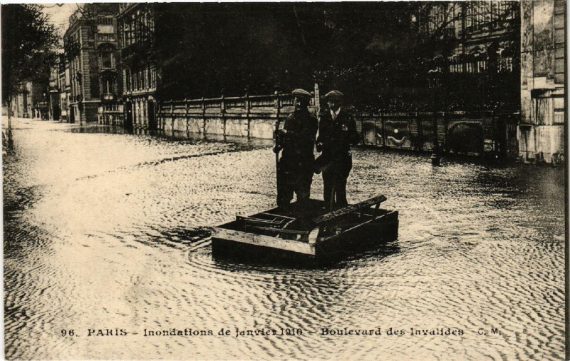 Carte postale ancienne Paris Boulevard des Invalides Inondations 1910 à Paris