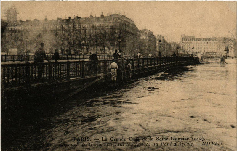 Carte postale ancienne Paris Sapeurs du Genie Pont d'Arcole Inondations 1910 à Paris