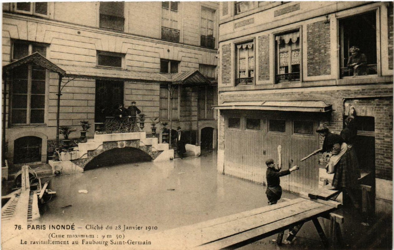 Carte postale ancienne Paris Le ravitaillement au Fb Saint-Germain Inondations 1910 à Paris