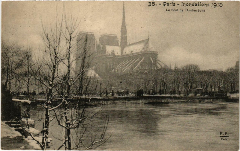 Carte postale ancienne Paris Le Pont de l'Archeveche Inondations 1910 à Paris