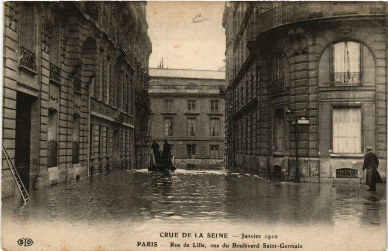 Carte postale ancienne Paris Rue de Lille vue du Bd Saint-Germain Inondations 1910 à Paris
