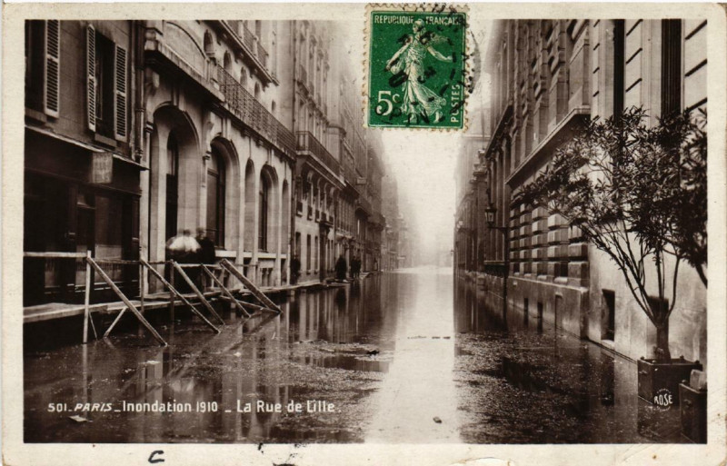 Carte postale ancienne Paris La rue de Lille Inondations 1910 à Paris