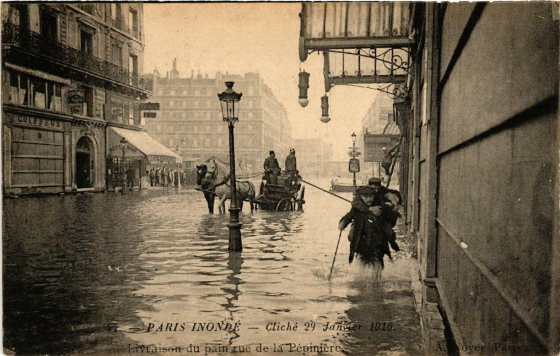 Carte postale ancienne Paris Livrason du pain rue de la Pepiniere Inondations 1910 à Paris