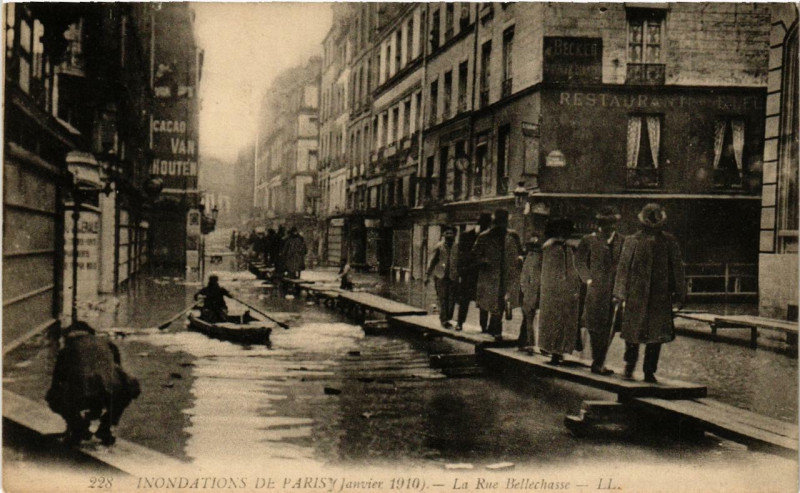 Carte postale ancienne Paris La rue Bellechasse Inondations 1910 à Paris