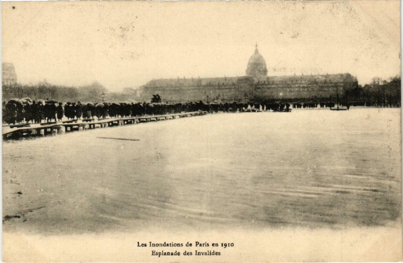 Carte postale ancienne Paris Esplanade des Invalides Inondations 1910 à Paris